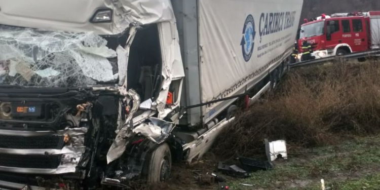 Două tiruri făcute praf, tot pe DN 6, în apropiere de Băile Herculane. Unul dintre șoferi a fost încarcerat