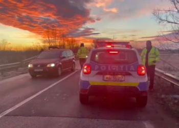 VIDEO „Patinaj artistic” pe drumurile județene din Timiș! O femeie și copilul ei au fost răniți într-un accident produs din cauza poleiului