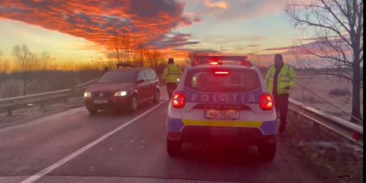VIDEO „Patinaj artistic” pe drumurile județene din Timiș! O femeie și copilul ei au fost răniți într-un accident produs din cauza poleiului