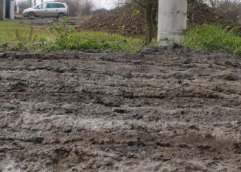 Moșnița Nouă se scufundă ca Titanicul! Munți de noroi și cratere în care încap mașini „au cucerit” comuna periurbană