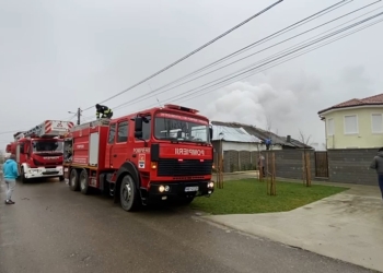 VIDEO O casă din Săcălaz a fost făcută scrum! Flăcările au lăsat un bărbat fără acoperiș deasupra capului, înainte de sărbători