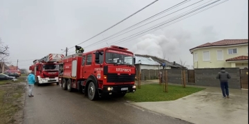 VIDEO O casă din Săcălaz a fost făcută scrum! Flăcările au lăsat un bărbat fără acoperiș deasupra capului, înainte de sărbători