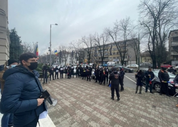VIDEO Polițiștii din Timiș cer să vină banii, nu să plece! Proteste în  fața Prefecturii Timiș