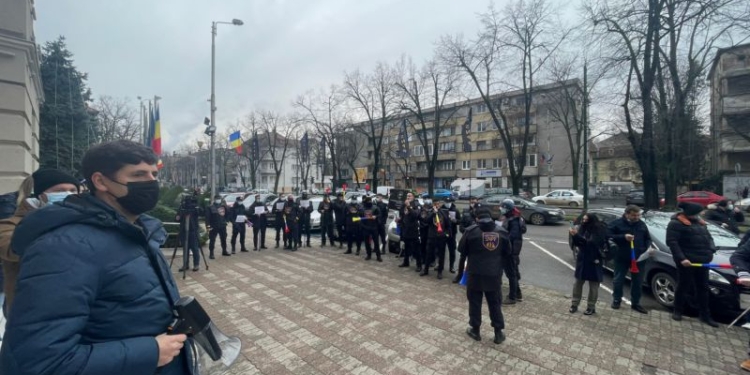 VIDEO Polițiștii din Timiș cer să vină banii, nu să plece! Proteste în  fața Prefecturii Timiș