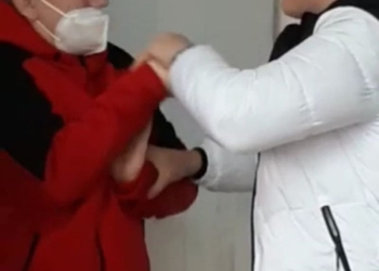 Elev din Timișoara umilit de colegi și lovit cu ușa chiar în sala de clasă