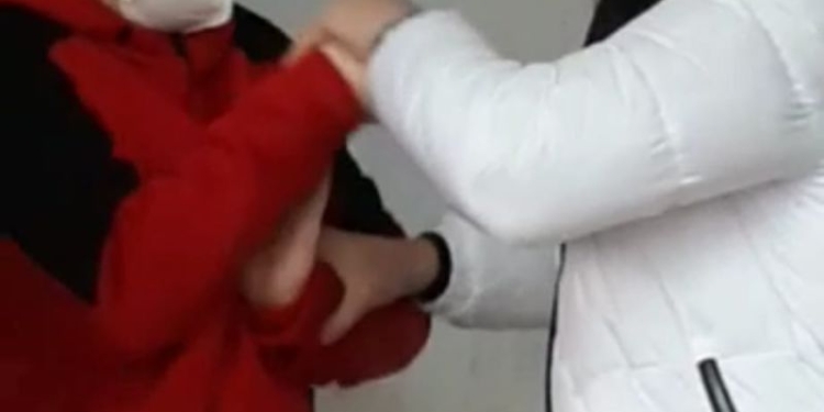 Elev din Timișoara umilit de colegi și lovit cu ușa chiar în sala de clasă