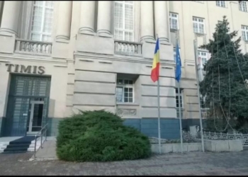 VIDEO La Consiliul Județean Timiș nu s-a auzit că 17 decembrie este zi de doliu în Timișoara! „A uitat” să coboare drapelul în bernă, în memoria eroilor Revoluției din 1989