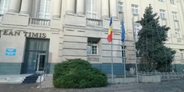 VIDEO La Consiliul Județean Timiș nu s-a auzit că 17 decembrie este zi de doliu în Timișoara! „A uitat” să coboare drapelul în bernă, în memoria eroilor Revoluției din 1989