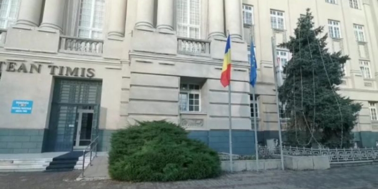 VIDEO La Consiliul Județean Timiș nu s-a auzit că 17 decembrie este zi de doliu în Timișoara! „A uitat” să coboare drapelul în bernă, în memoria eroilor Revoluției din 1989