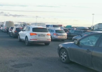 VIDEO Nervi, claxoane și cozi de km de mașini la intrarea în țară, prin vămile din vest