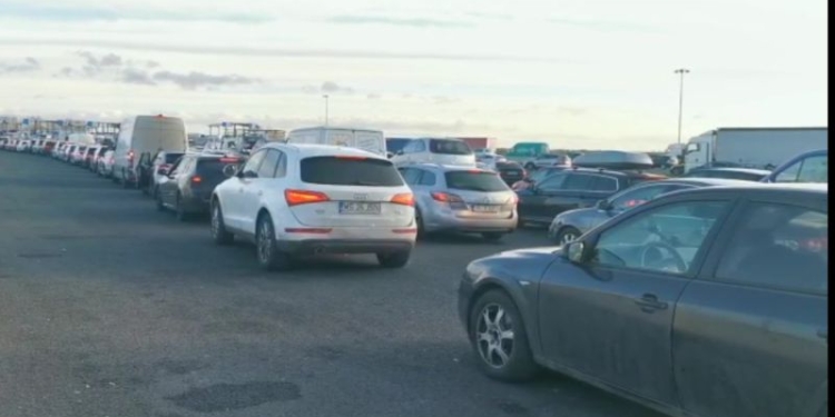 VIDEO Nervi, claxoane și cozi de km de mașini la intrarea în țară, prin vămile din vest