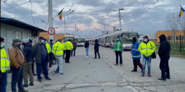 VIDEO Protest spontan al angajaților STPT! Nu au ce pune pe masă de Crăciun din cauză că nu și-au primit salariile