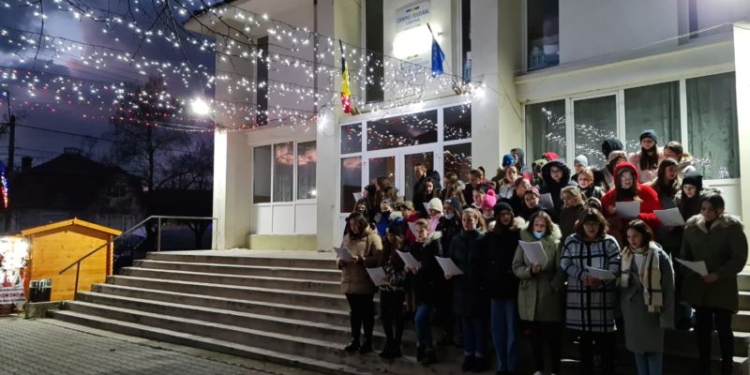 Moș Crăciun a venit încărcat cu daruri și la copiii din comuna Cărpiniș