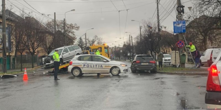 Două accidente în mai puțin de o oră pe strada Cluj din Timișoara. Unul a fost produs de un bărbat drogat