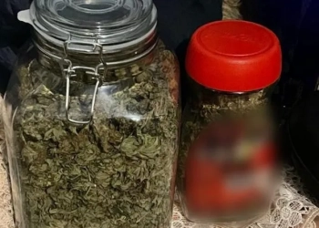 Percheziții la două persoane bănuite de trafic de droguri