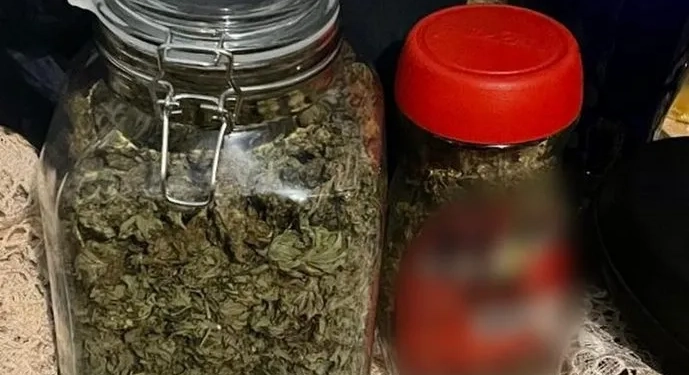 Percheziții la două persoane bănuite de trafic de droguri