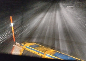 VIDEO Drumarii n-au închis un ochi azi-noapte! Sute de tone de material antiderapant au fost răspândite pe drumurile din vestul țării