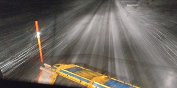 VIDEO Drumarii n-au închis un ochi azi-noapte! Sute de tone de material antiderapant au fost răspândite pe drumurile din vestul țării