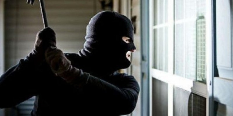 Jaf în noaptea de Crăciun. Hoții au furat 50.000 de euro și bijuterii din aur