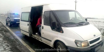 VIDEO 32 dintr-o lovitură! Zeci de migranți înghesuiți într-un microbuz, găsiți în Timiș