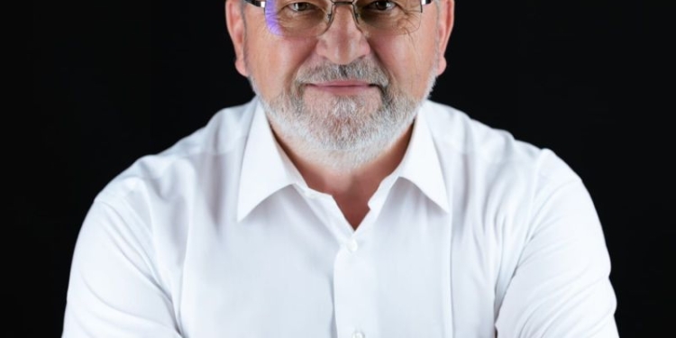 Primar din Timiș, în rolul lui Bruce Willis din „Greu de ucis”! Petru Roman revine în funcția de primar al orașului Deta