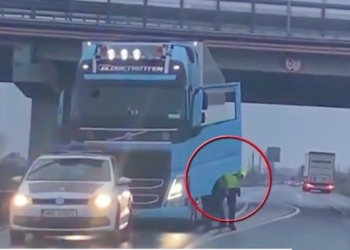 VIDEO Polițist din Arad cercetat pentru că „a speriat” cu arma un șofer recalcitrant