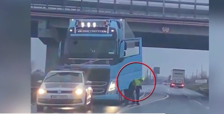 VIDEO Polițist din Arad cercetat pentru că „a speriat” cu arma un șofer recalcitrant