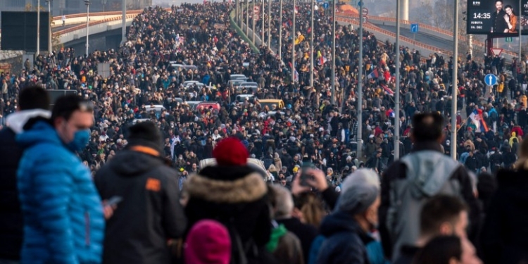 Proteste masive la doar câțiva km de Timișoara! Sârbii au ieșit cu miile în stradă