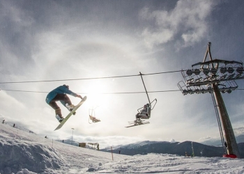 Vești bune pentru iubitorii sporturilor de iarnă! Sezonul de schi s-a deschis în stațiunea Straja