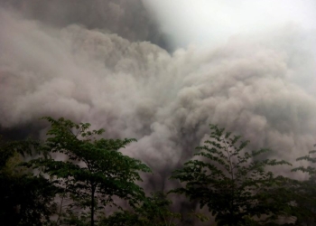 Erupție uriașă a vulcanului Semeru din Indonezia. O persoană a murit și 41 au fost rănite
