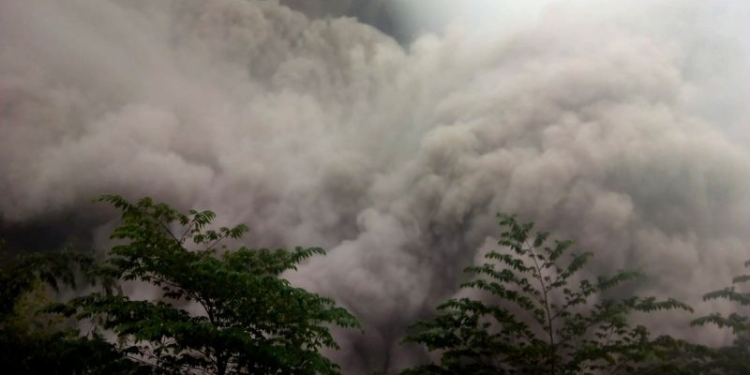 Erupție uriașă a vulcanului Semeru din Indonezia. O persoană a murit și 41 au fost rănite