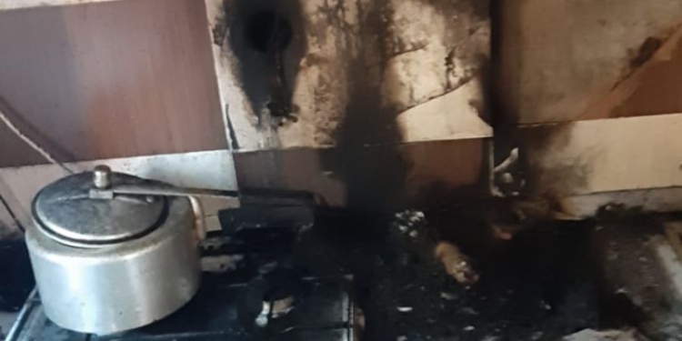 VIDEO Dezastru produs de o oală uitată pe cuptor, într-un bloc din vestul țării!