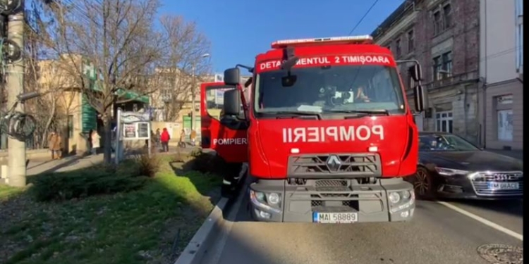 VIDEO Alarmă de incendiu la un spital din Timișoara! Focul ar fi pornit de la un coș de gunoi din vestiarul medicilor