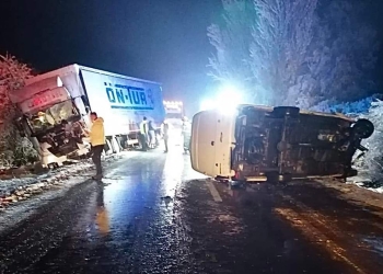 Accident între un camion și o autoutilitară. O persoană a murit