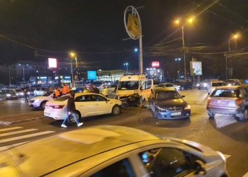 O ambulanță în misiune a fost lovită de un șofer care nu i-a acordat prioritate