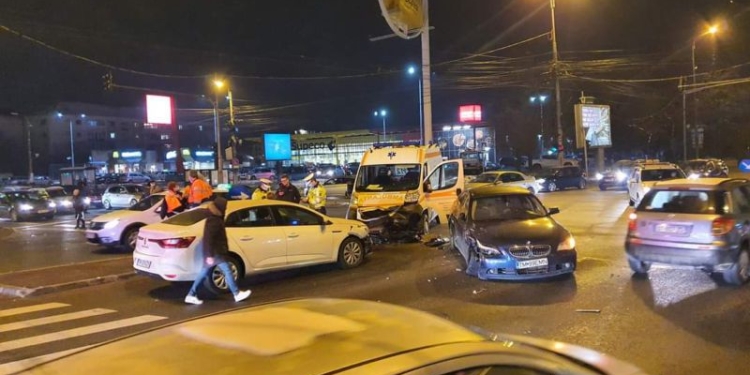 O ambulanță în misiune a fost lovită de un șofer care nu i-a acordat prioritate