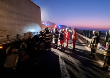 VIDEO Accident cumplit în localitatea Nădlac. 3 persoane au decedat după ce o mașină a intrat sub un tir