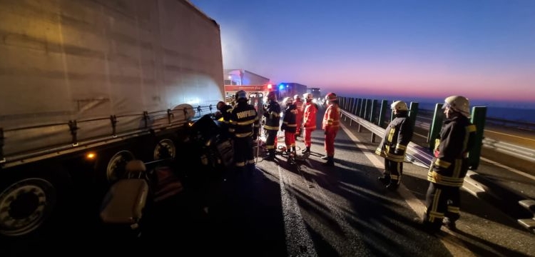 VIDEO Accident cumplit în localitatea Nădlac. 3 persoane au decedat după ce o mașină a intrat sub un tir