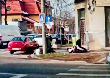 VIDEO. Doi bărbați, ridicați de polițiști, după ce s-au jucat cu o armă în taxi