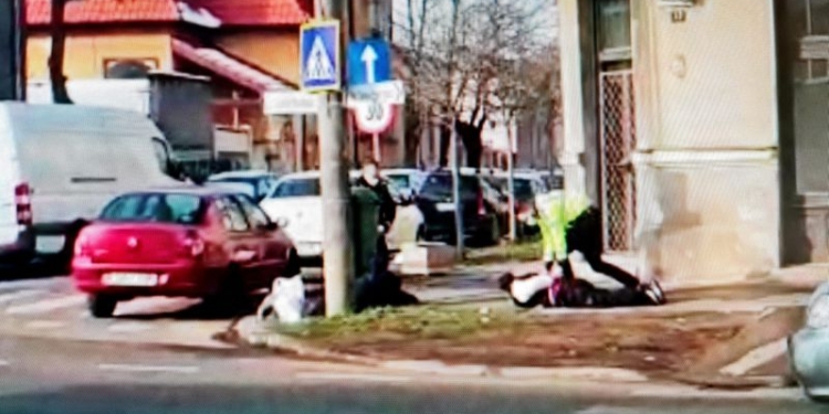 VIDEO. Doi bărbați, ridicați de polițiști, după ce s-au jucat cu o armă în taxi