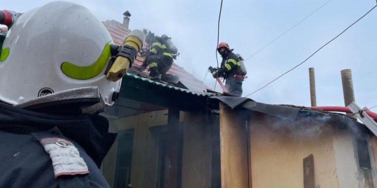 VIDEO Flăcările au mistuit o anexă gospodărească din localitatea Vladimirescu