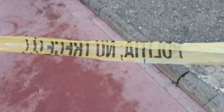 VIDEO S-au înjunghiat în drum spre școală! O adolescentă a băgat cuțitul într-un tânăr de 17 ani, în Piața 700