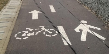 VIDEO „Cam așa lucrează lăudăroșii și incompetenții care sunt acum la CJ”. Un timișean a ajuns la Urgențe, după ce a căzut pe pista de biciclete din Moșnița Nouă, care ar fi ajuns pericol public. „Polițistul șantierelor” din Timiș, Cristian Moș, dispărut în misiune!