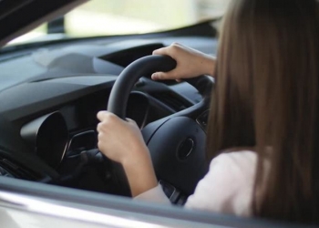 „Tineret, mândria țării!” Băută și fără permis, la doar 14 ani, o adolescentă din vestul țării a fost prinsă de polițiști conducând o mașină