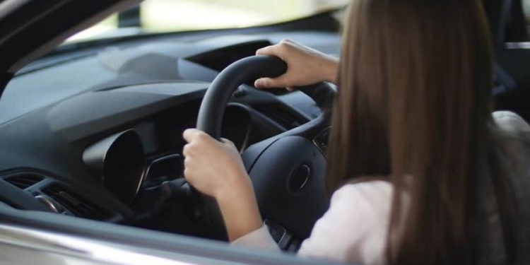 „Tineret, mândria țării!” Băută și fără permis, la doar 14 ani, o adolescentă din vestul țării a fost prinsă de polițiști conducând o mașină