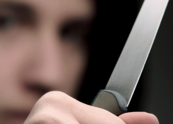 Amenințată cu un cuțit pentru un pachet de țigări