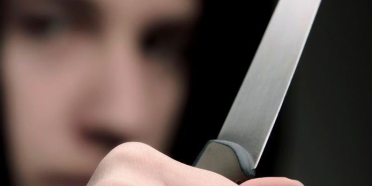 Amenințată cu un cuțit pentru un pachet de țigări