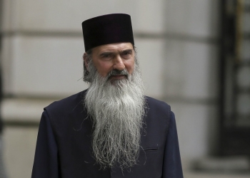 A fost amendat pentru că a oficializat o slujbă deși ar fi trebuit să stea în izolare