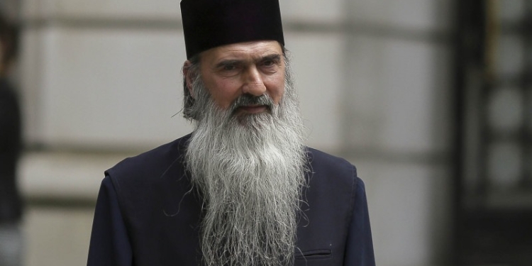 A fost amendat pentru că a oficializat o slujbă deși ar fi trebuit să stea în izolare