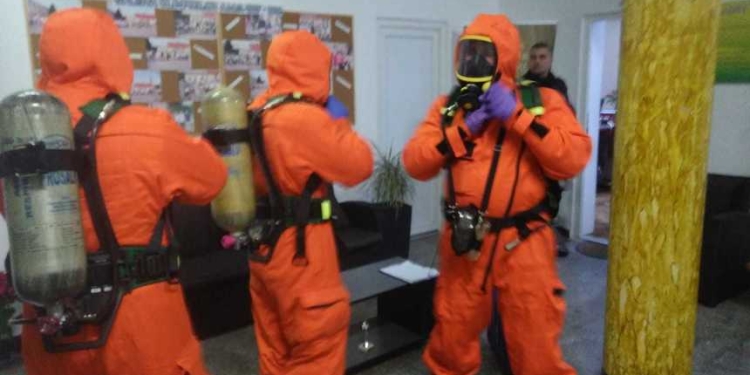 La un pas de tragedie! Zeci de lugojeni au fost evacuați în miez de noapte dintr-un bloc din cauza mirosului puternic de gaz